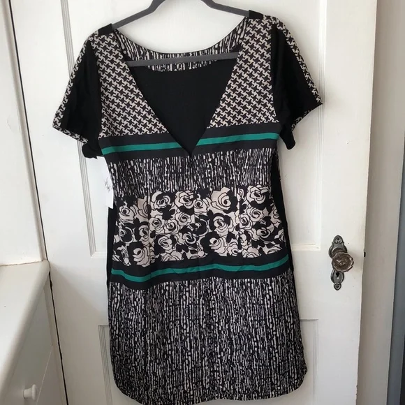 Short Sleeve Dress - Picture 5 of 8